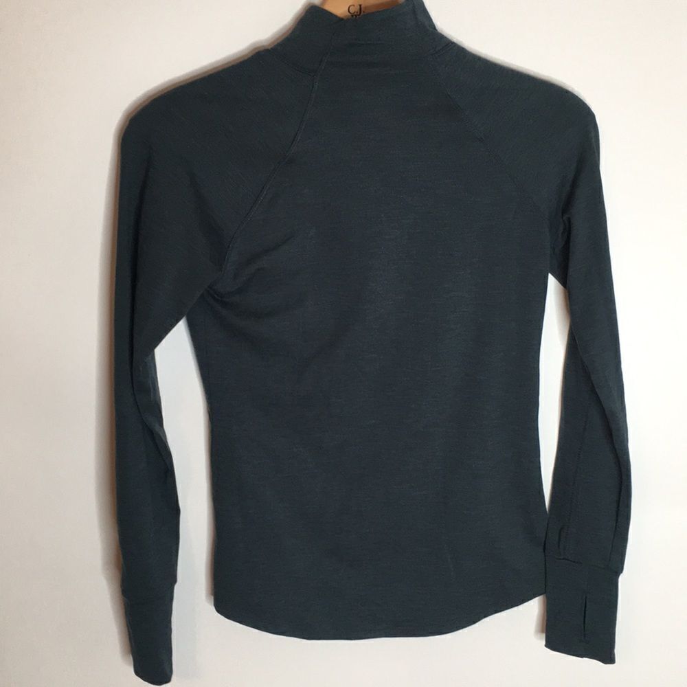 Layer8 Athletic Long Sleeve Base Layer Qwickdry Top Size Small w/ Thumb Holes - Picture 6 of 15
